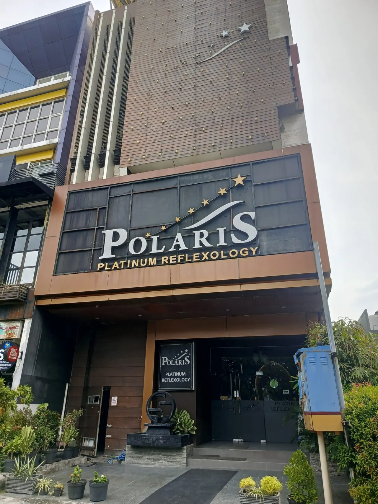 Fasad gedung Polaris Platinum Reflexology di Surabaya Barat